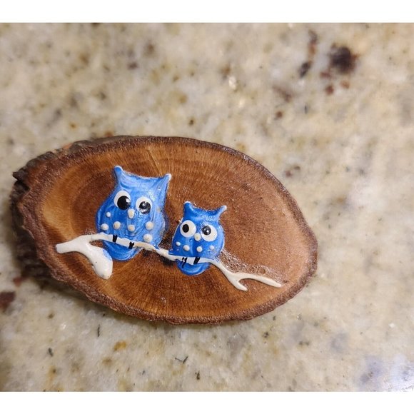 Vintage-Hand Painted Lady Bug & Owl Wood Brooch. Set of 2 - Picture 4 of 8